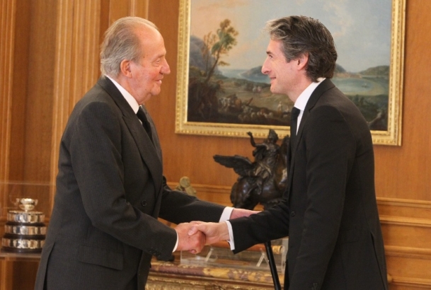 Su Majestad el Rey recibe el saludo del alcalde de Santander y presidente de la Federación de Municipios y Provincias (FEMP), Íñigo de la Serna Hernái